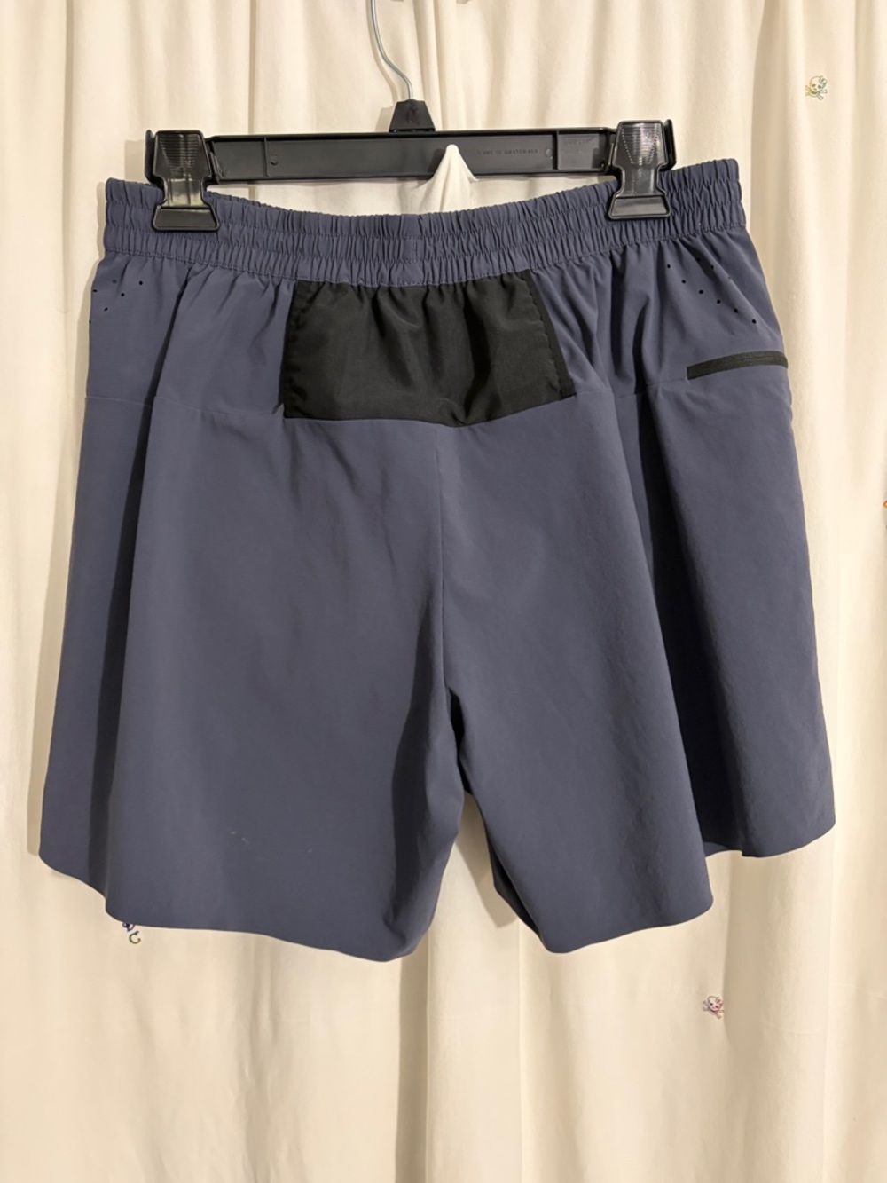 REI Men's Athletic Shorts in Navy with Black Pocket
*ai says men’s. I’m not sure